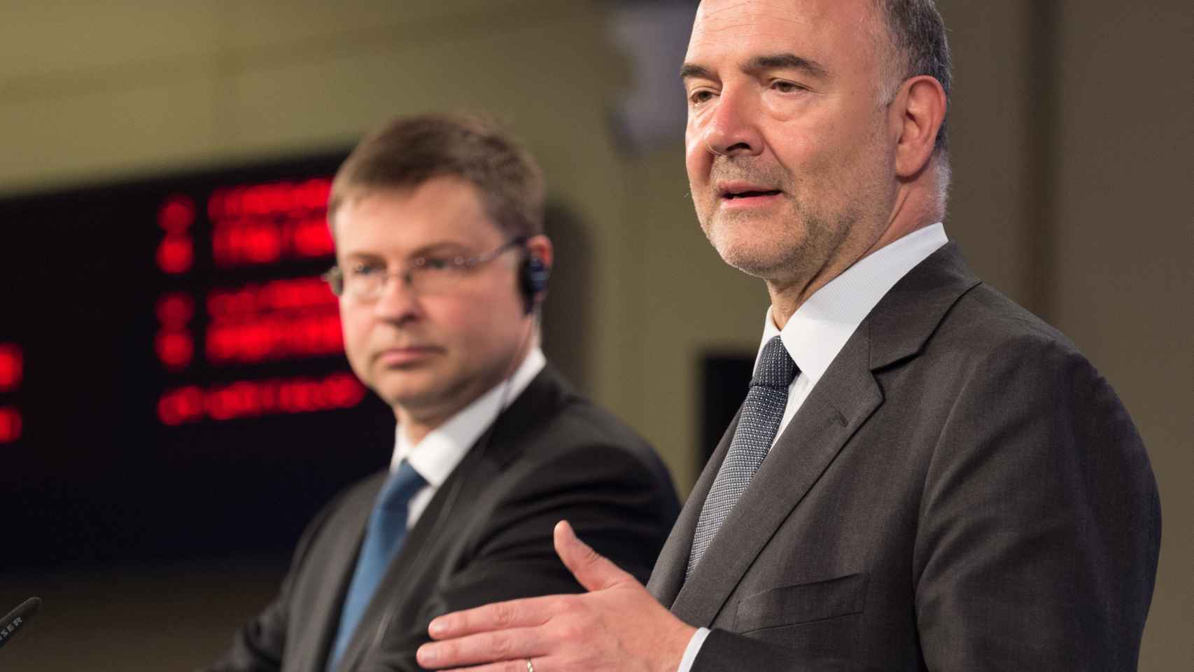Moscovici y Dombrovskis denuncian que Rajoy no tomó medidas para cumplir el déficit
