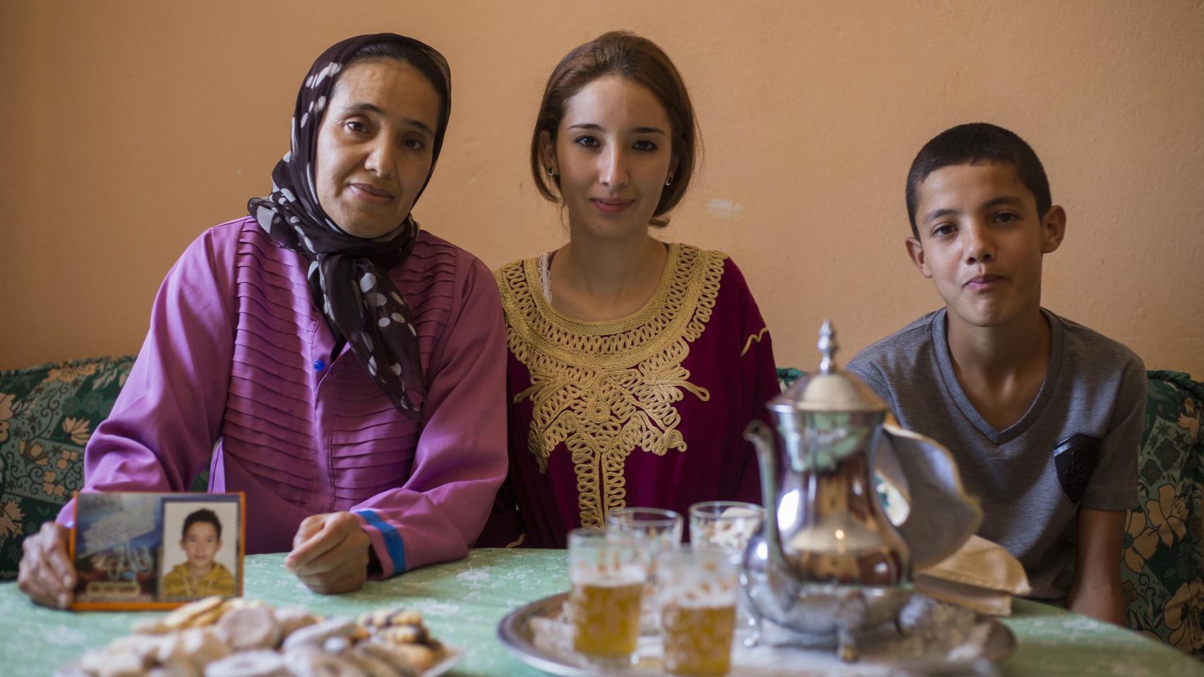 La madre de Ilyass, junto a sus otros dos hijos.