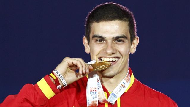 Bruno Hortelano muerde la medalla de oro.