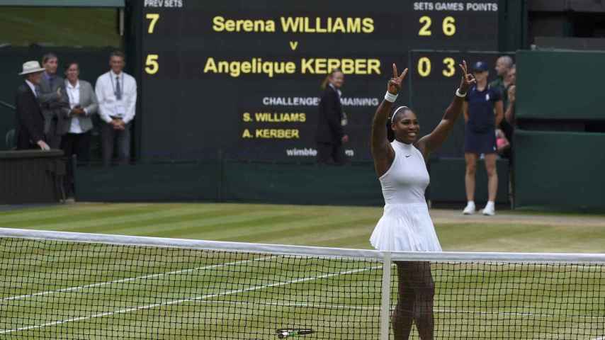 Serena Williams alza los brazos tras vencer la final.