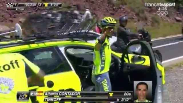 Alberto Contador se monta en el coche para abandonar el Tour.