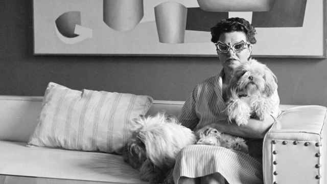 Peggy Guggenheim, en su casa, con sus perros y sus famosas gafas.