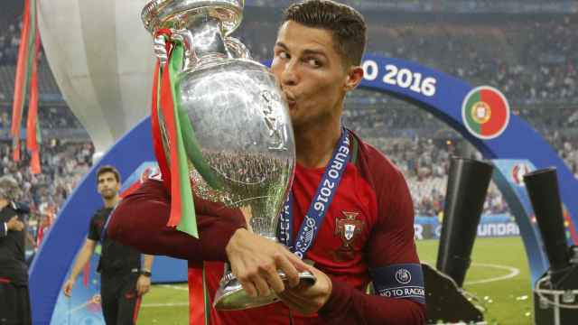 Cristiano Ronaldo con la el trofeo de la Eurocopa.