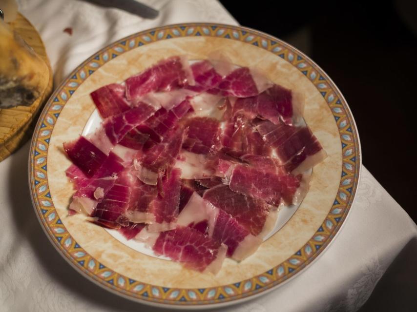 El plato de jamón que Mohamed preparó para la visita de EL ESPAÑOL.