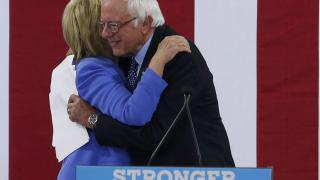 Clinton y Sanders se han abrazado en un acto en New Hampshire.