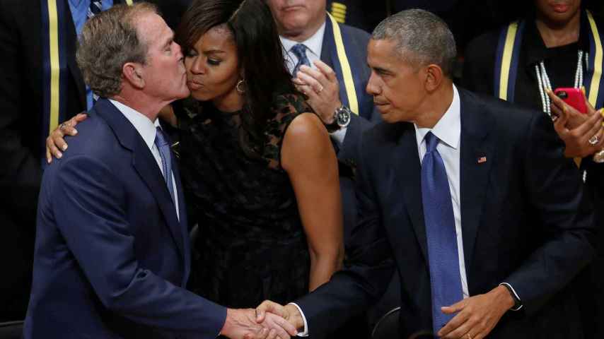 Bush y los Obama durante el homenaje a las víctimas de Dallas