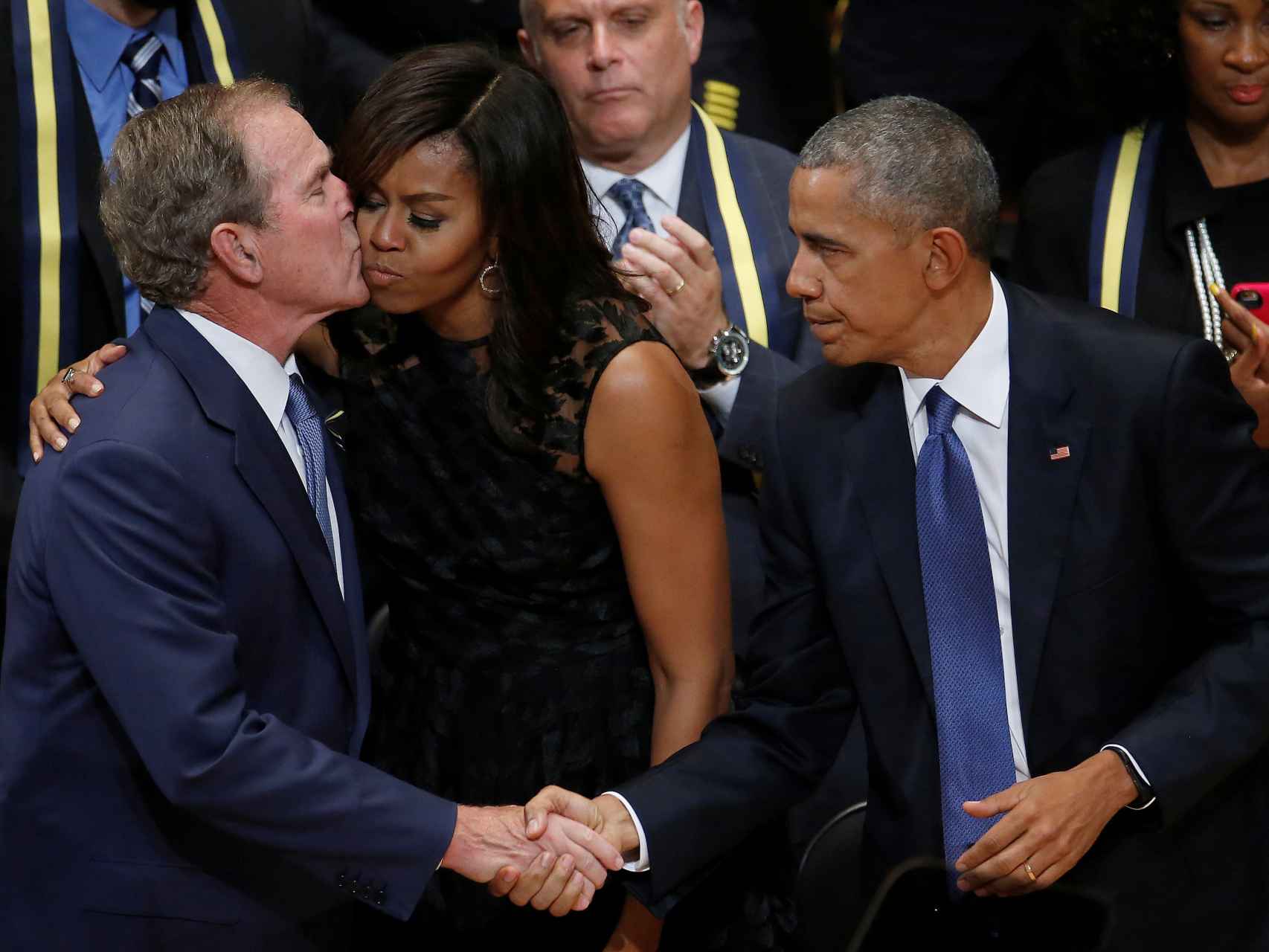 Bush y los Obama durante el homenaje a las víctimas de Dallas