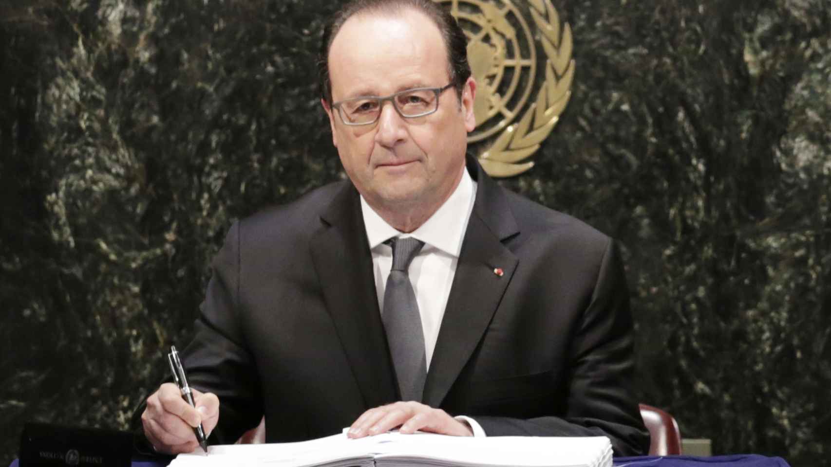 El presidente francés luce una peinada cabellera en cada uno de sus actos.