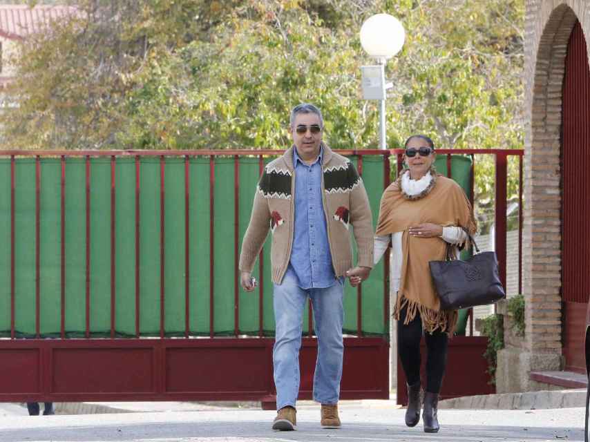 Isabel Pantoja con su hermano Agustín saliendo de la cárcel de Alcalá de Guadaira