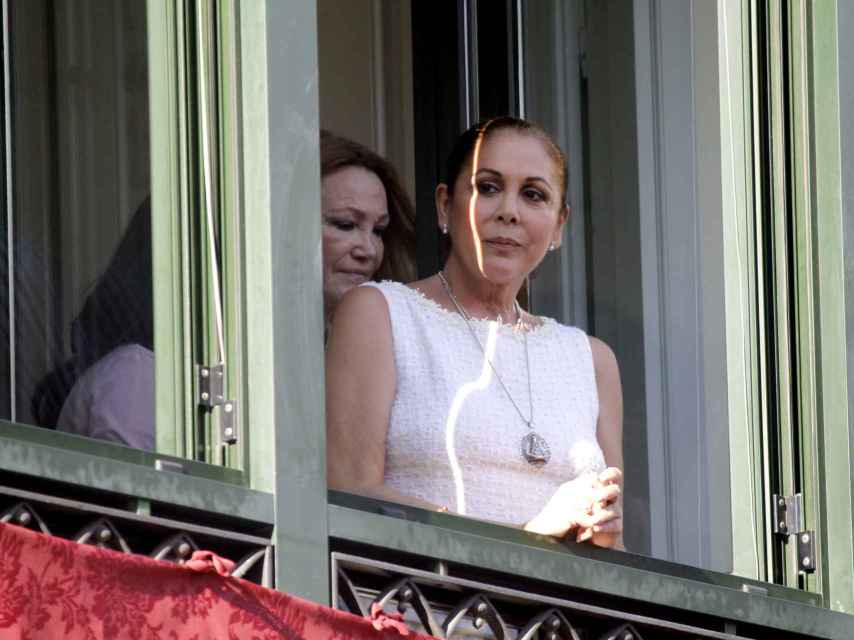 Isabel Pantoja en el balcón viviendo la Semana Santa de Sevilla