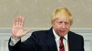 Boris Johnson saluda tras dar un discurso en Londres este miércoles.
