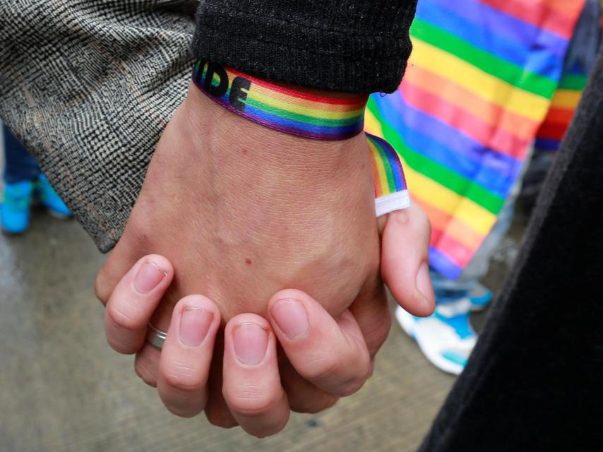 Una pareja de homosexuales se estrecha la mano en una manifestación en Colombia