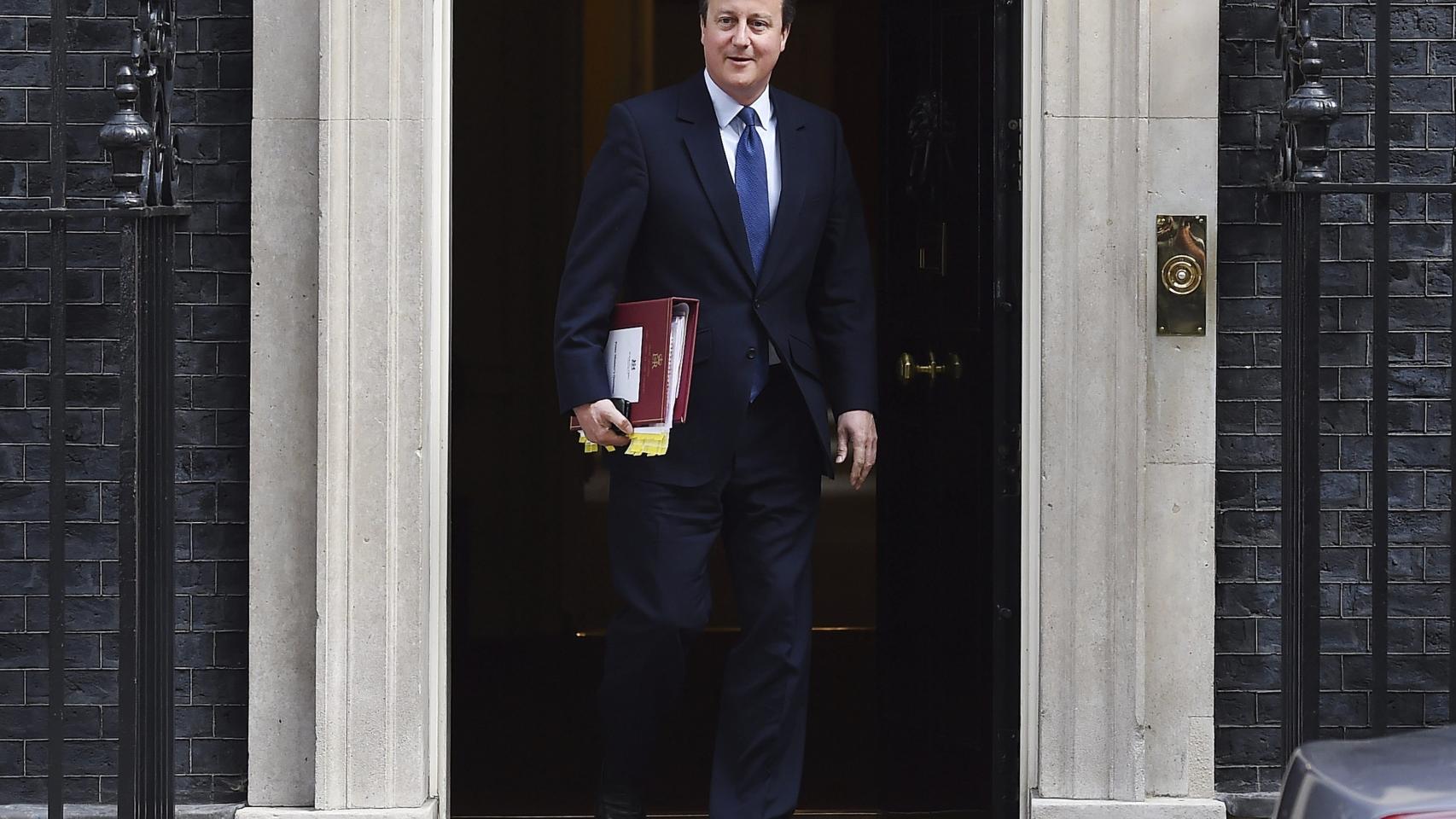 De mudanza y con público: así pasa Cameron sus últimas horas como primer ministro