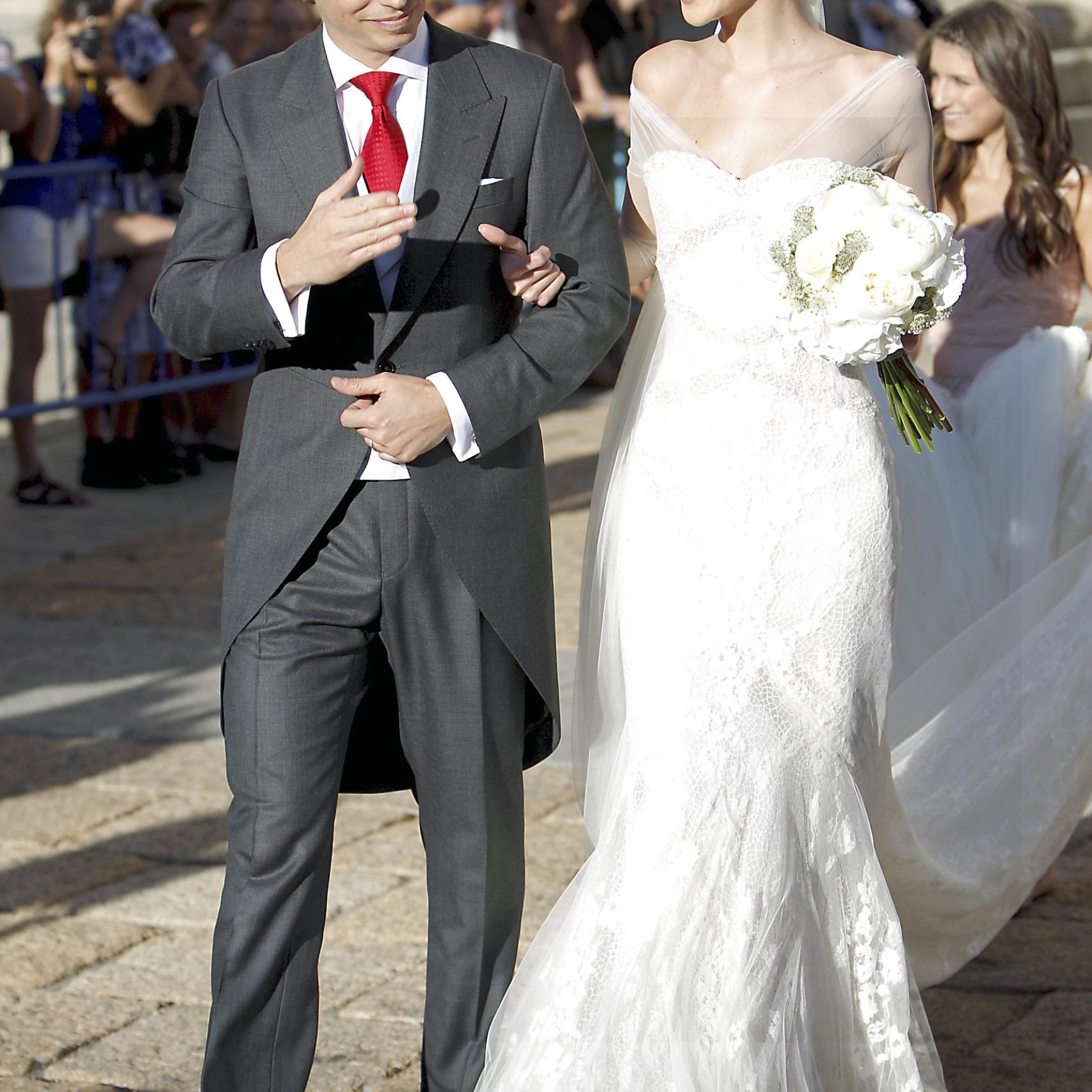 Imagen de la boda de la pareja a las puertas del monasterio de El Escorial