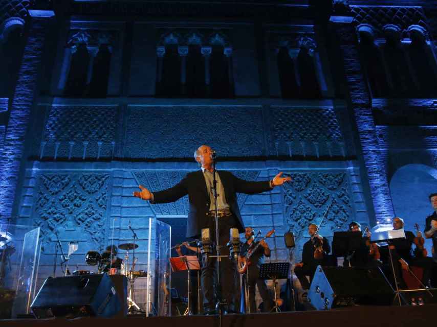 El cantante en el Real Alcázar de Sevilla