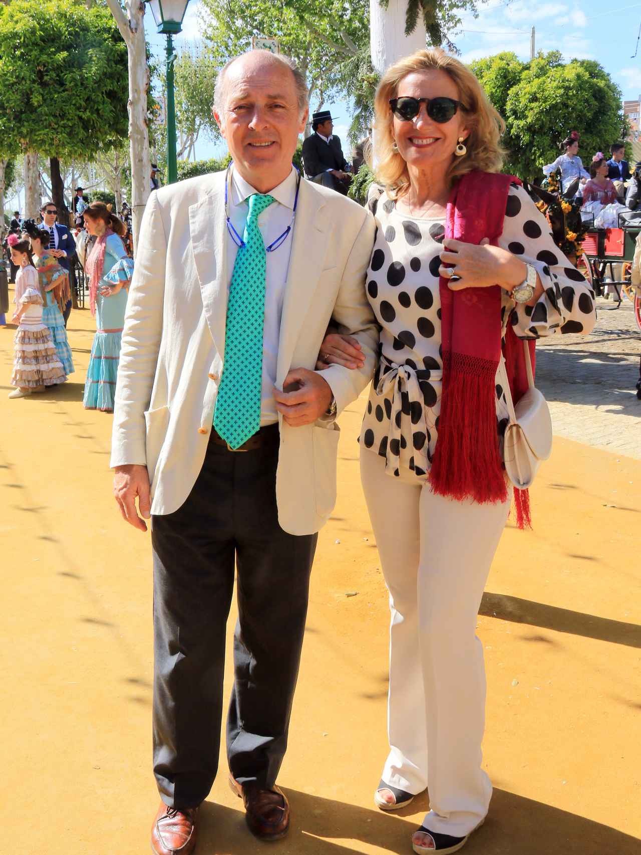 El cantante con su mujer Pilar Parejo durante la Feria de Abril de Sevilla 2016