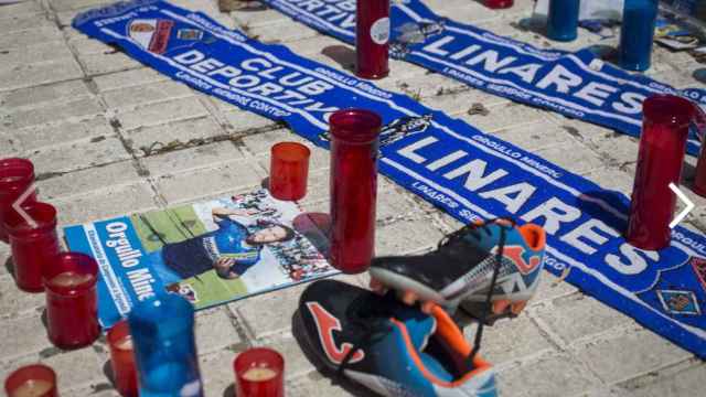 Cientos de aficionados del jugador dejaron su recuerdo en memoria de Fran Carles