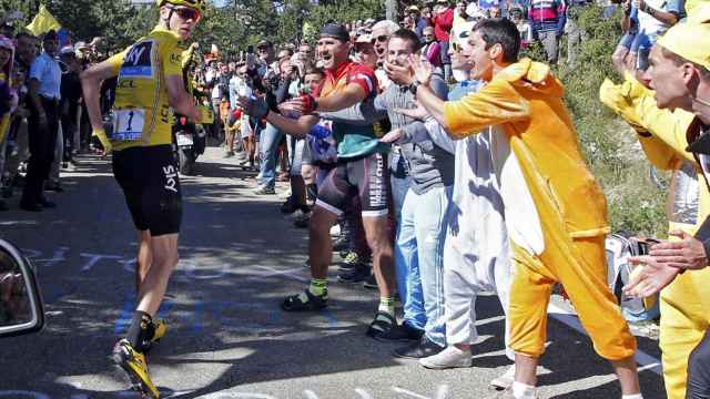 Chris Froome corre tras sufrir una caída en el Tour de Francia.