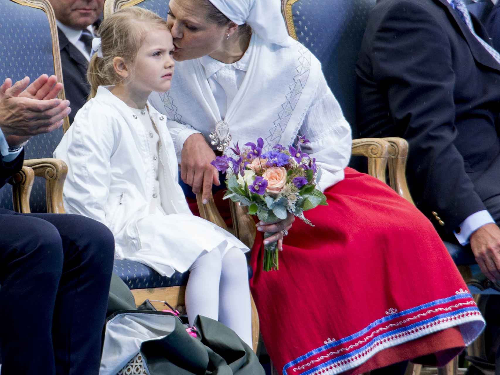 La heredera al trono sueco besa cariñosamente a su hija Estelle.