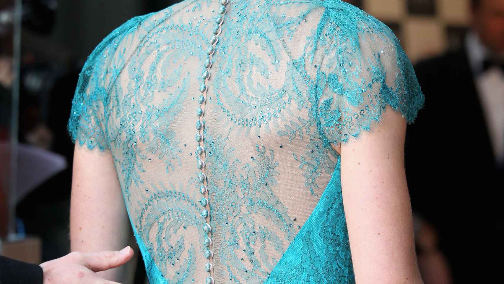 Espalda de encaje del vestido azul cerceta que Kate Middleton llevó.