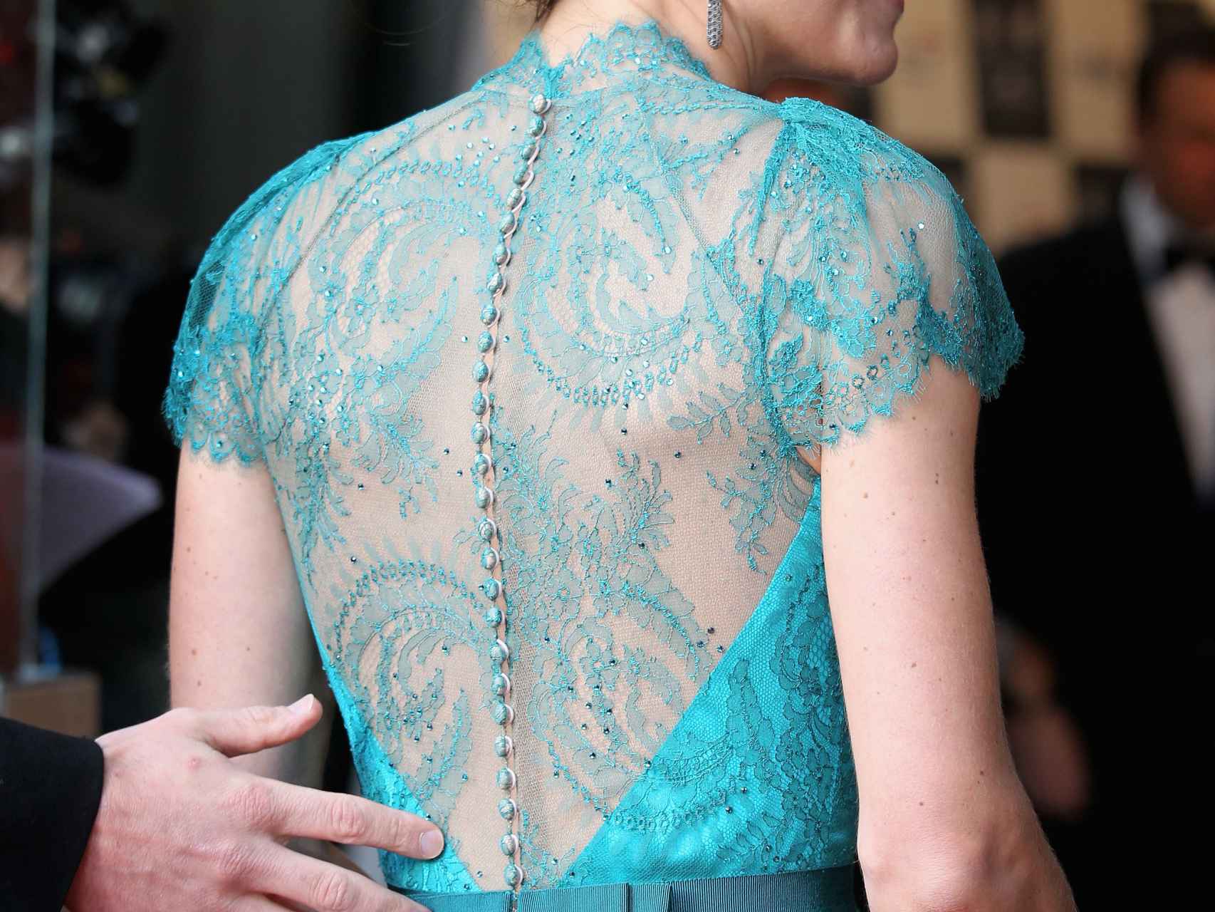 Espalda de encaje del vestido azul cerceta que Kate Middleton llevó.
