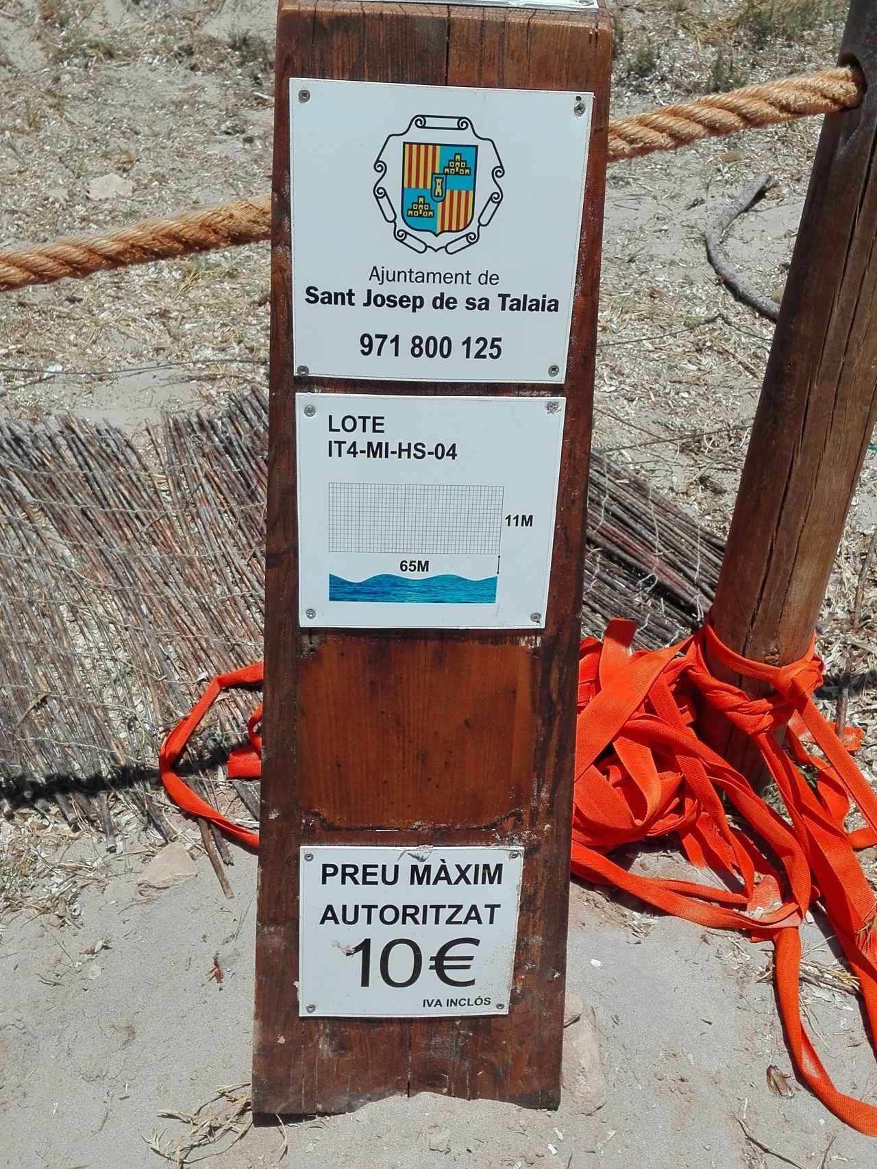 Tótem instalado en Ses Salines junto al Malibú Beach Club con una de las placas ausentes y la cinta naranja en desuso.