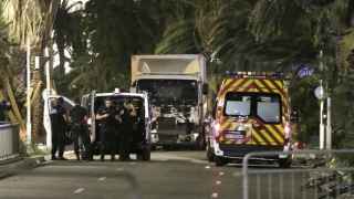 Policías junto al camión que provocó el atentadoen Niza/ Franck Fernandes/ EPA NICE MATIN MAXPPP