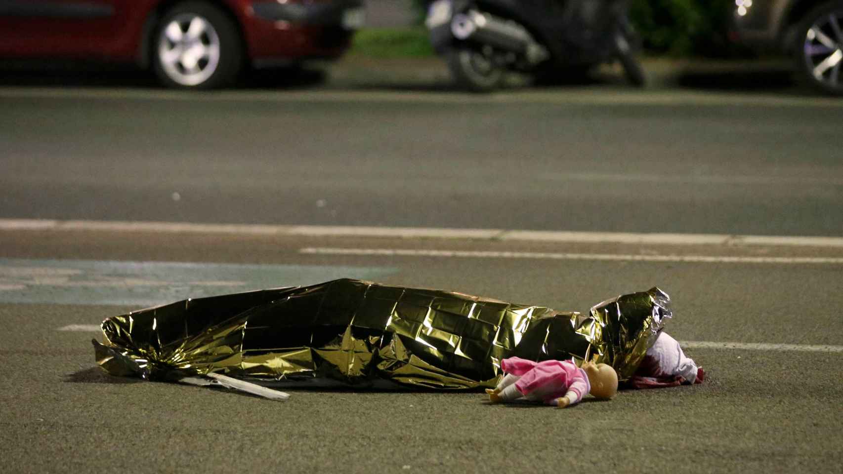 Un cadáver junto a una muñeca tras el ataque en Niza.