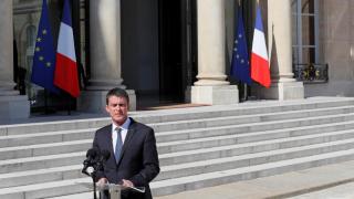 Manuel Valls frente al Palacio de los Elíseos.