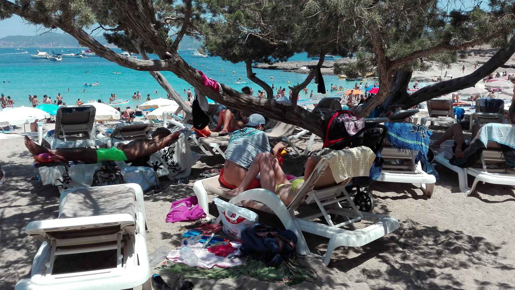 A pesar de la reducción del 10% de hamacas en las playas de San José (Ibiza), los isleños no notan que haya más espacio en las playas; muchos empresarios no respetan las concesiones.