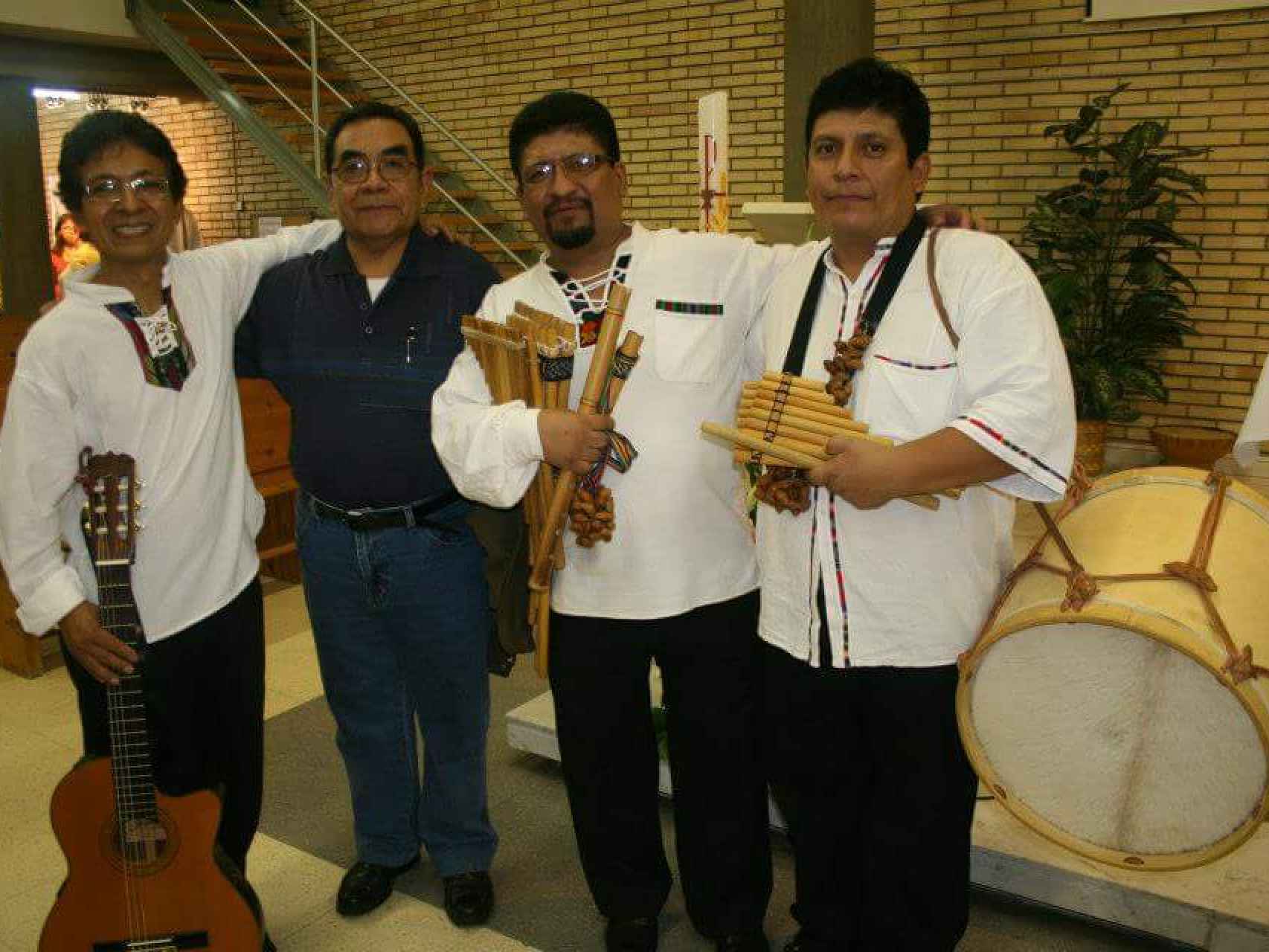 Germán Buenaño, el primero a la izquierda, junto a su grupo de música peruana.