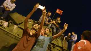 Seguidores de Erdogan se hacen un 'selfie' en Estambul con uno de los tanques de los golpistas.