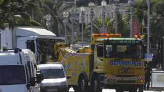 La grua arrastra al camión con el que se cometió el ataque de Niza