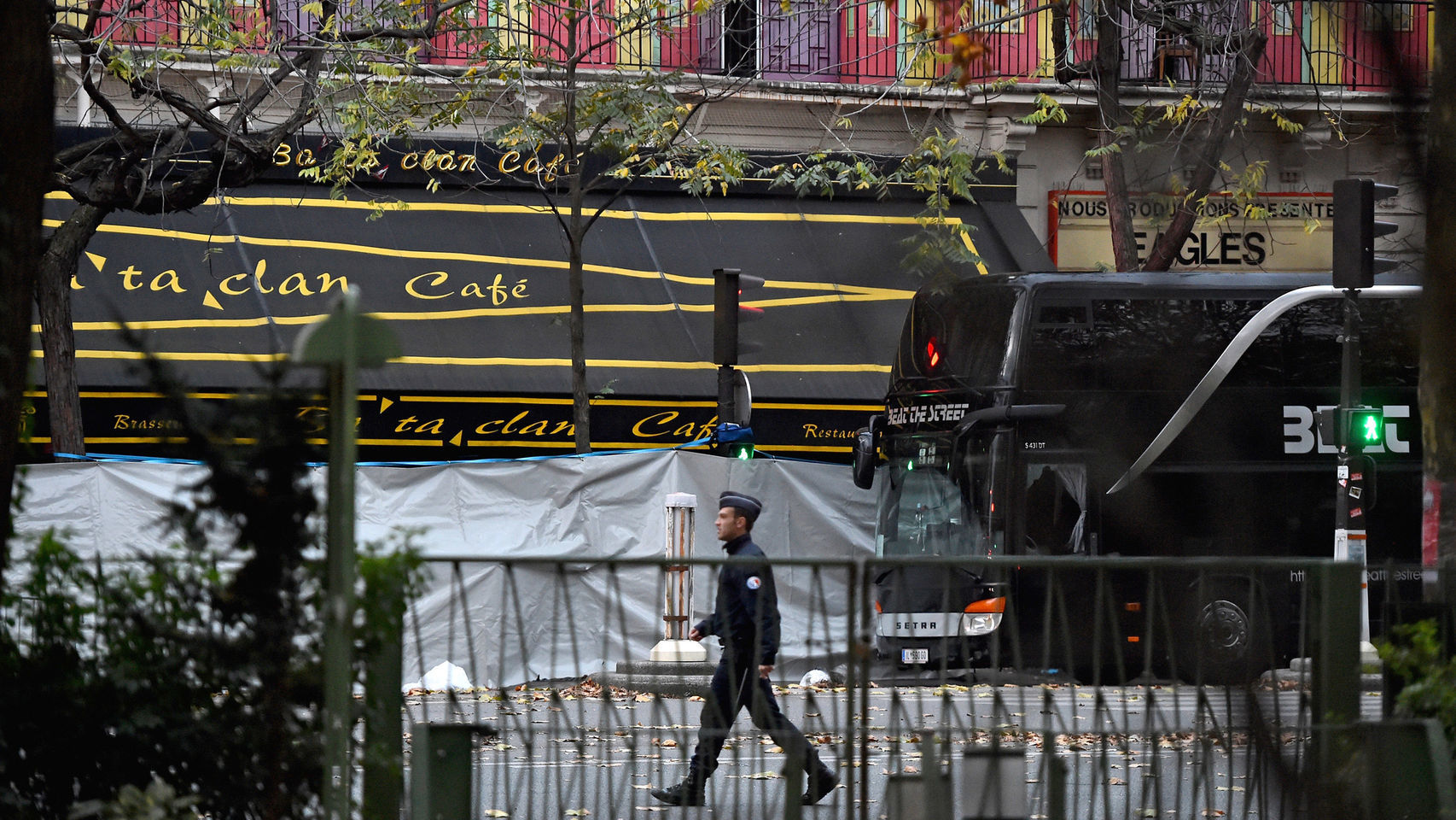 Un gendarme, frente a la sala de conciertos el día después de los atentados.