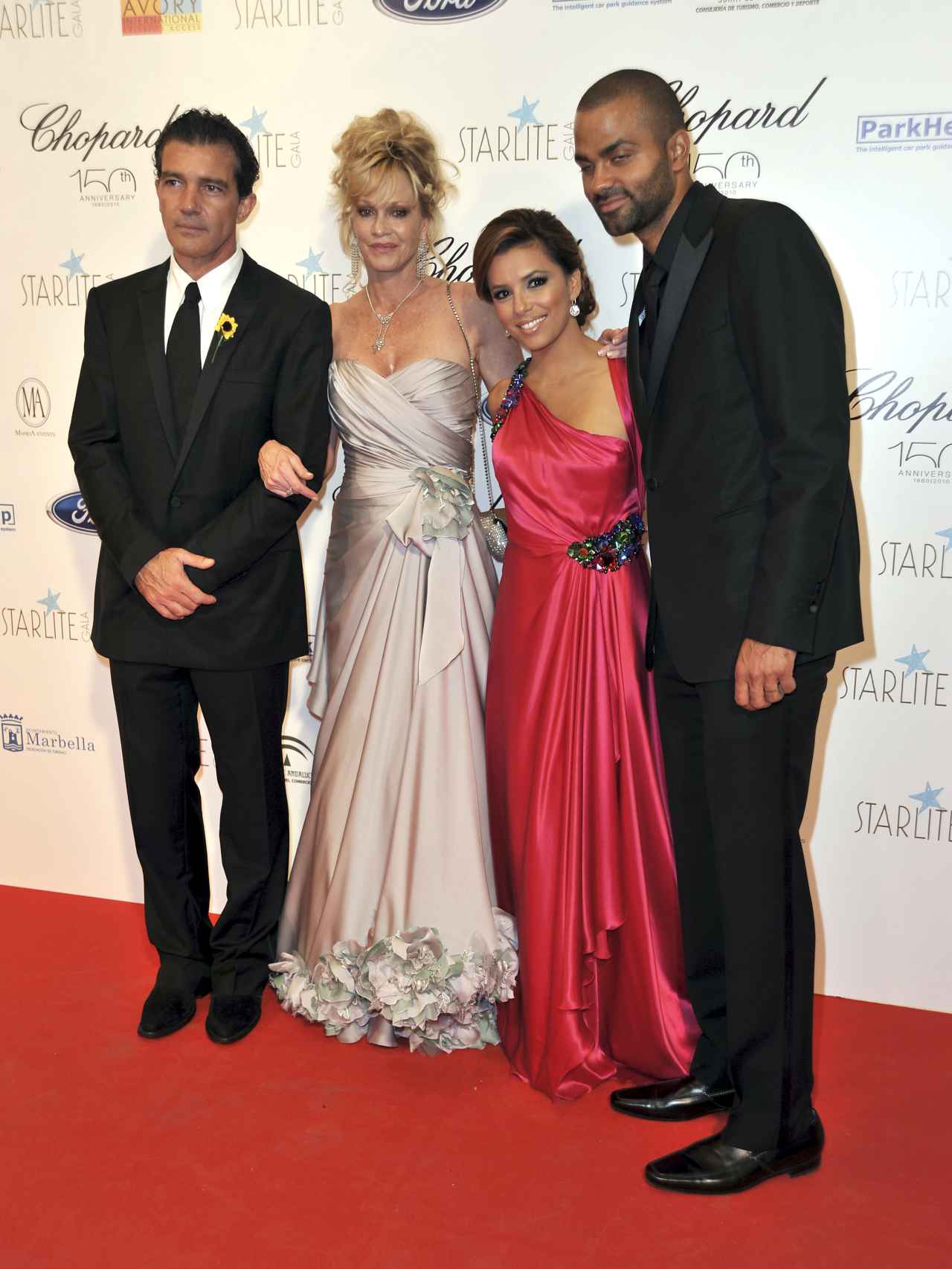 Antonio Banderas, Melanie Griffith, Eva Longoria y su ex marido el baloncestista Tony Parker durante la Gala Starlite Marbella en 2010