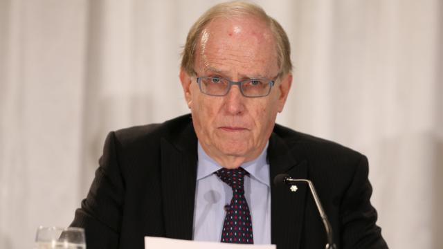 Richard McLaren leyendo el informe sobre el sistema de dopaje ruso