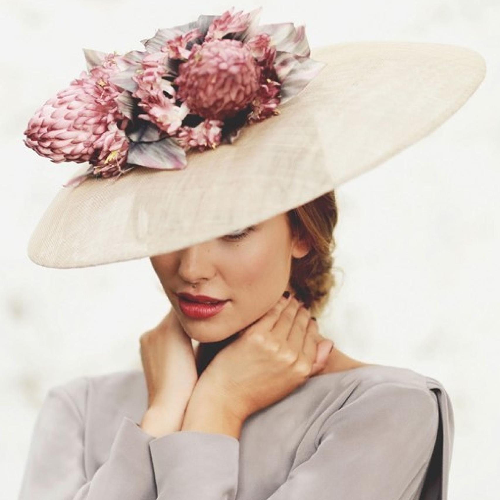 Pamela con flores modelo Blossom Out de Cherubina, 210€.