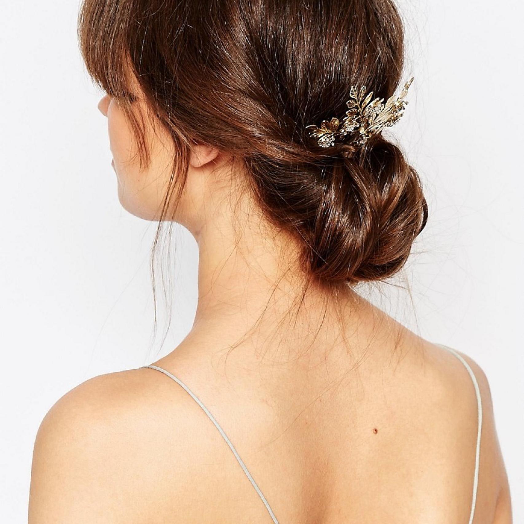 Tocado dorado con detalles de strass de Orelia (disponible en Asos), 35,99€.
