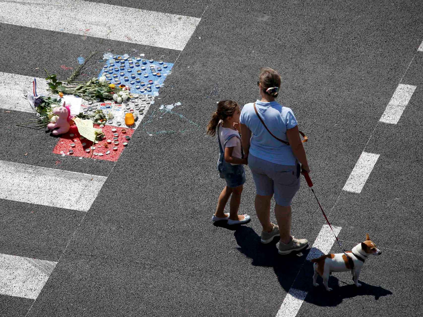 Un monumento improvisado recuerda a las víctimas de Niza en el paseo de los Ingleses.