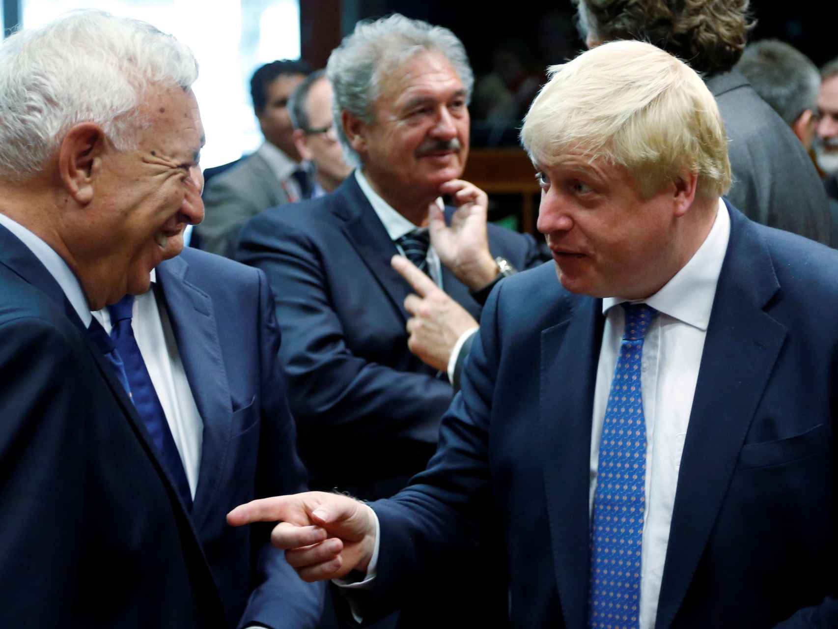 Johnson se ve con Margallo en su primera cumbre de ministros de Exteriores de la UE.