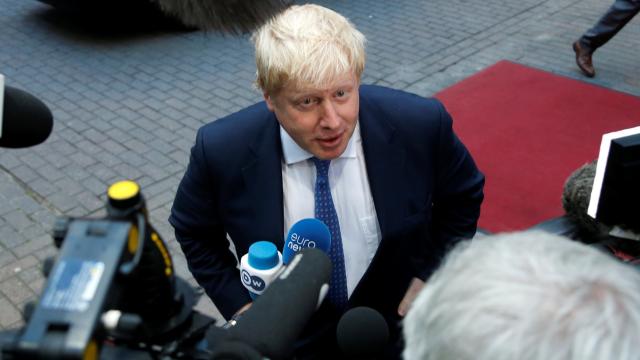 Johnson muestra su cara más amable en su primera visita a Bruselas como ministro de Exteriores.