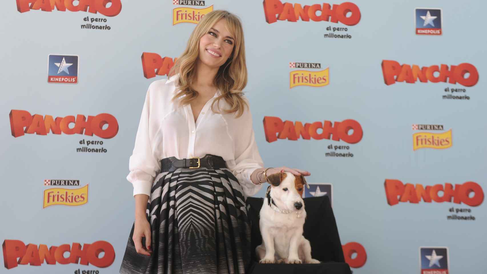 Patricia Conde junto al protagonista en la premier de la película Pancho, el perro millonario