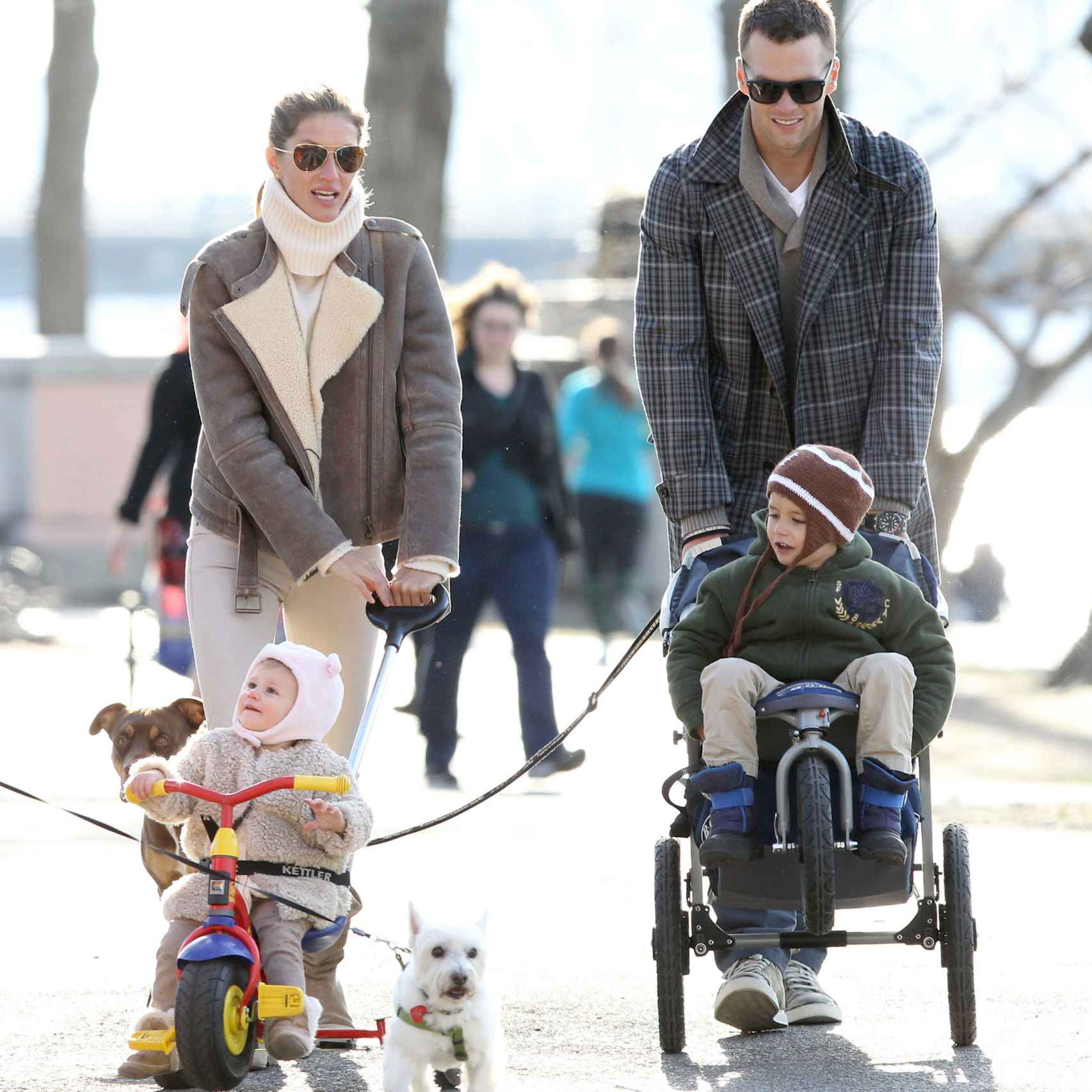La familia Brady Bundchen una tarde de paseo.