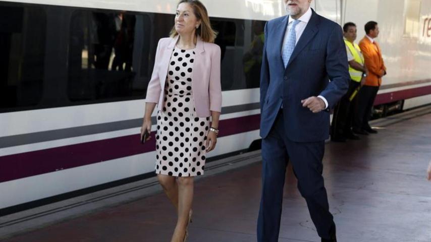 Ana Pastor, junto a Mariano Rajoy, con el vestido que utiliza para los actos importantes.