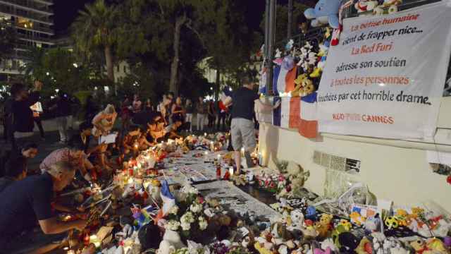 Flores y peluches para las víctimas de los atentados, entre las que había numerosos niños.