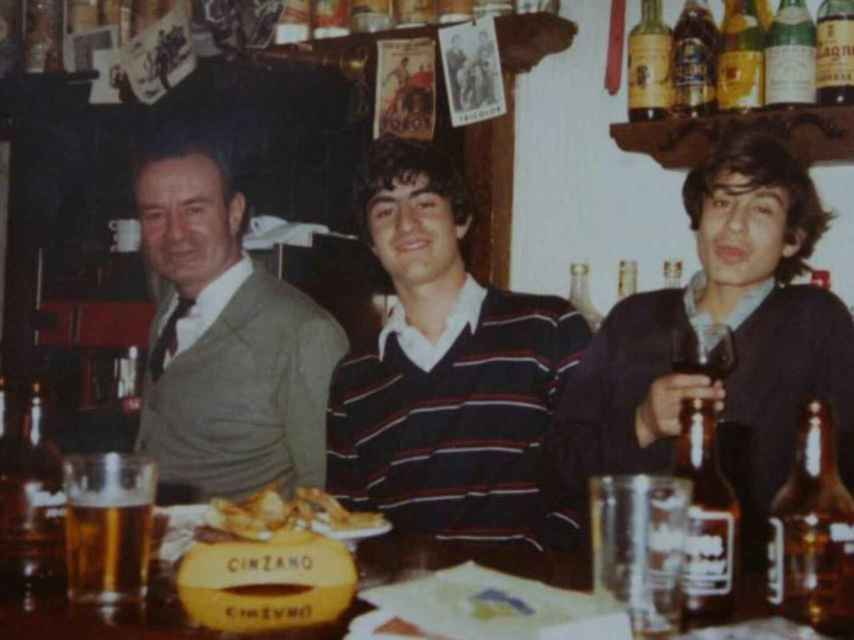 Pepe Rodríguez ( dcha), su padre (izqda) y su hermano Diego (centro) cuando era una tasca taurina