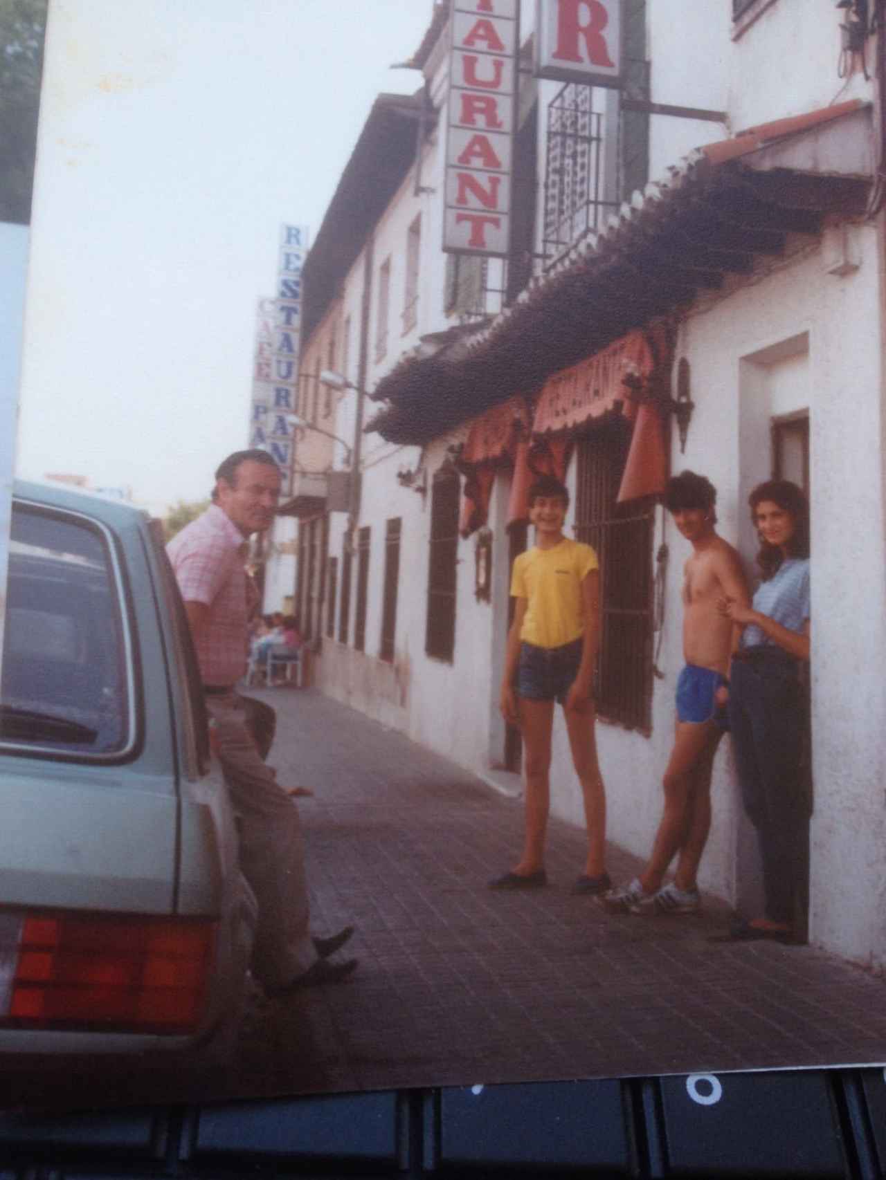 Pepe Rodríguez en el centro con camiseta amarilla junto a su familia en 1985