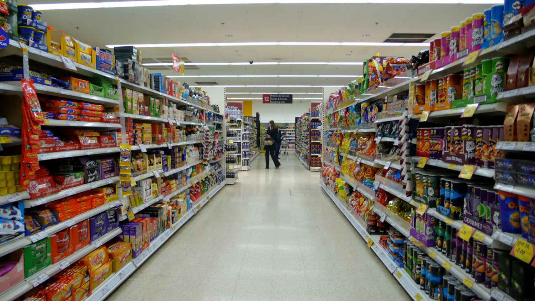 Varios productos envasados en un supermercado
