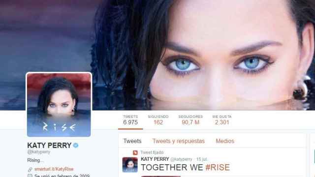 El tick azul al lado del nombre de Katy Perry demuestra que su cuenta está verificada.