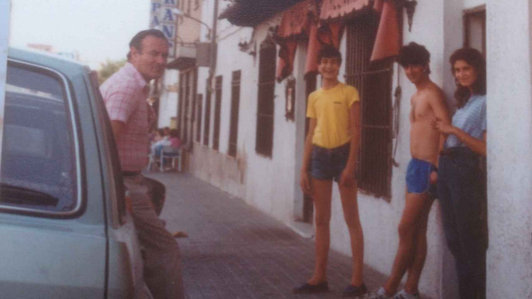 Pepe Rodríguez, popular jurado de Masterchef en el centro con camiseta amarilla y su familia en Illescas (Toledo) en 1985